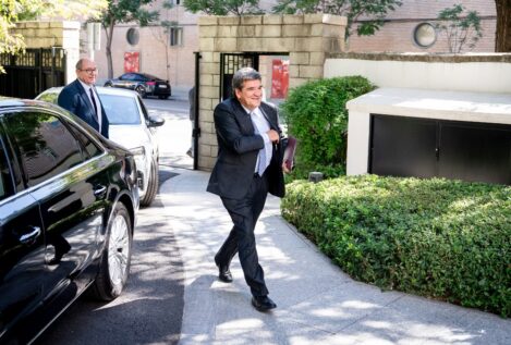 Escrivá destina 300.000 euros a alquilar dos coches de alta gama para el Banco de España