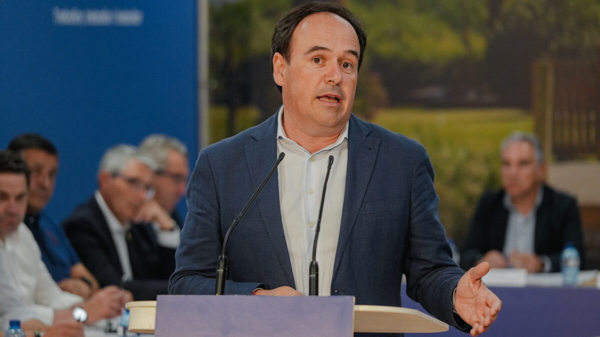 El PP descarta por ahora un congreso en Valencia pese a la presión de Camps