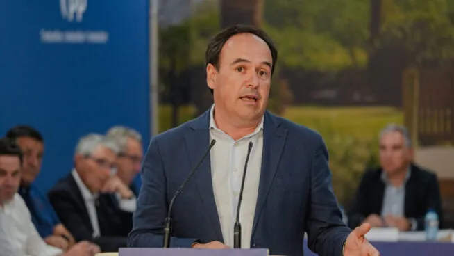 El PP descarta por ahora un congreso en Valencia pese a la presión de Camps