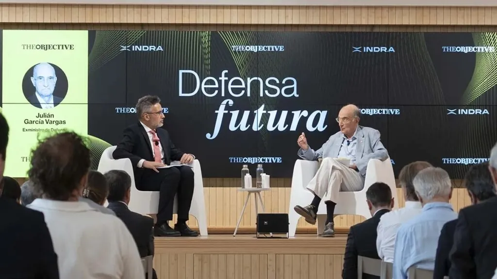 El periodista de THE OBJECTIVE Antonio Rodríguez junto al exministro de Defensa Julián García Vargas.
