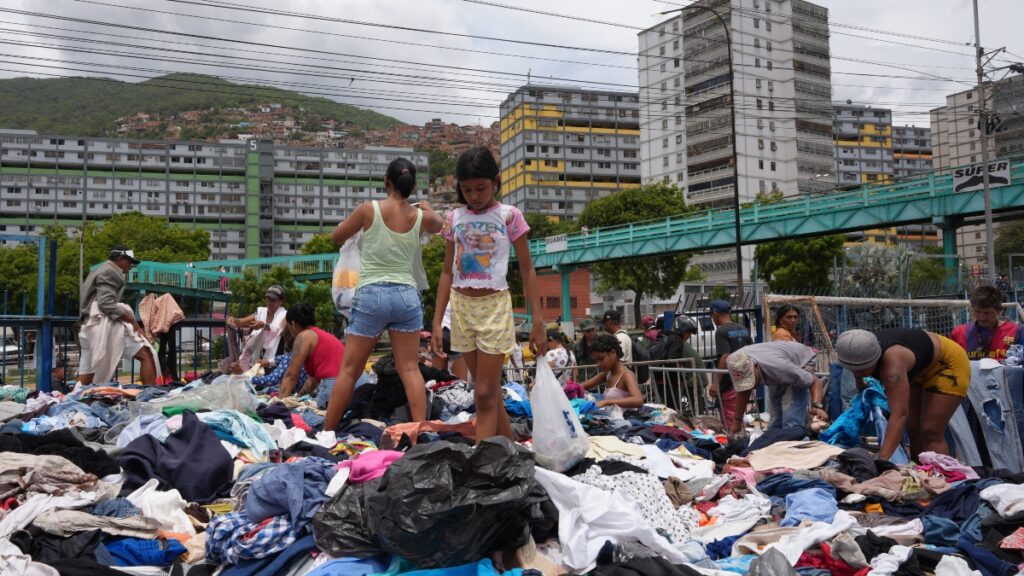 Personas afectadas por terremotos revisan la ropa donada en La Guaira, Venezuela.