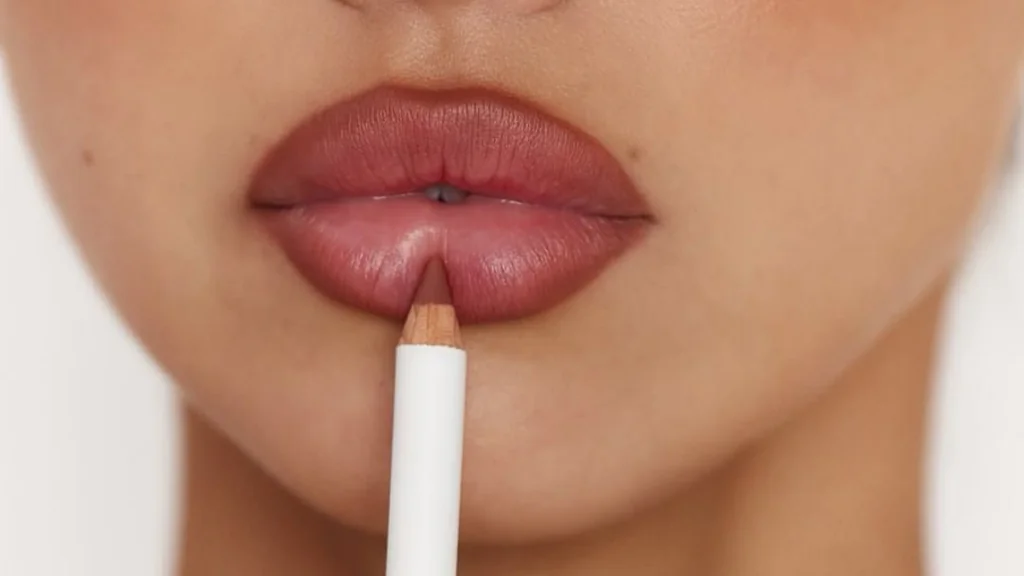 Labios perfilados siguiendo la técnica overlip
