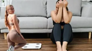 Lara Ibarra, dietista: «Hay 21 microhábitos que realizas y te están impidiendo perder grasa: echarse la siesta después de comer es uno de ellos»