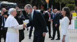 Letizia no abandona el blanco en la misa del Papa en la Sagrada Familia: recicla el vestido 'made in Spain' que ya lució en el Vaticano en 2025