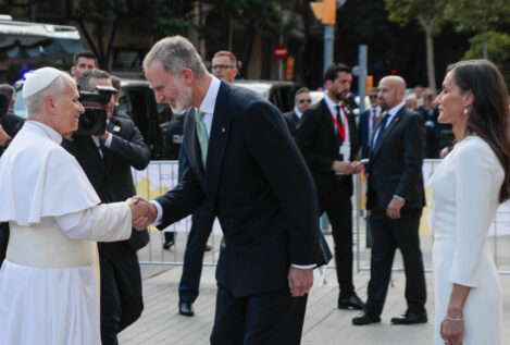 Letizia no abandona el blanco en la misa del Papa en la Sagrada Familia: recicla el vestido 'made in Spain' que ya lució en el Vaticano en 2025