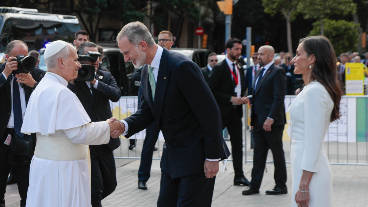 Letizia no abandona el blanco en la misa del Papa en la Sagrada Familia: recicla el vestido ‘made in Spain’ que ya lució en el Vaticano en 2025
