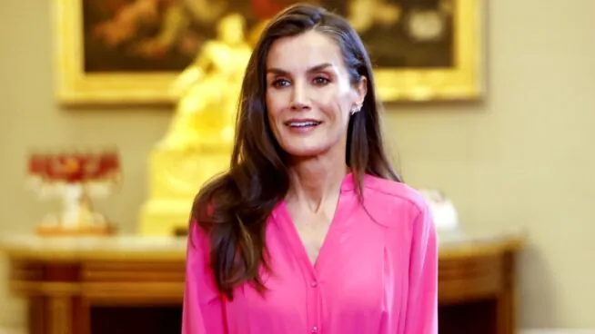 La reina Letizia y su historia de amor con las alpargatas: las 5 marcas españolas en las que compra, los modelos que utiliza y sus precios