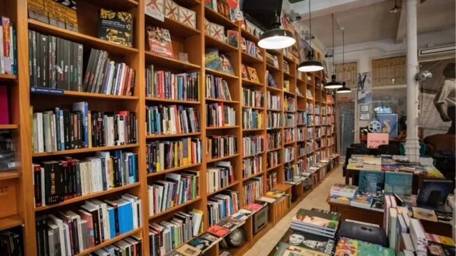 Ni Juan Gómez-Jurado ni María Dueñas: el único libro español que se ha 'colado' entre los tres más vendidos es el top ventas de esta escritora gallega