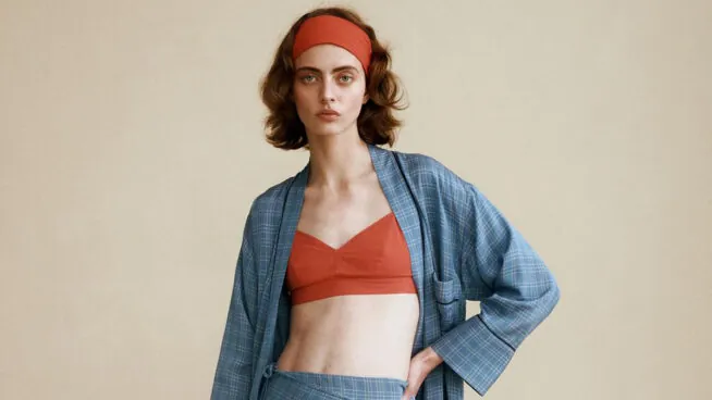 Terremoto en Zara: la marca dice adiós a su sello español y lanza una nueva colección de estética británica con 5 prendas que destacan