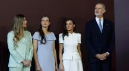 Leonor y Sofía brillan en Cibeles junto al Papa: con un vestido azul bebé que recuerda a otro que llevó en 2022 e inspiradas en Letizia