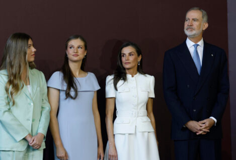 Leonor y Sofía brillan en Cibeles junto al Papa: con un vestido azul bebé que recuerda a otro que llevó en 2022 e inspiradas en Letizia