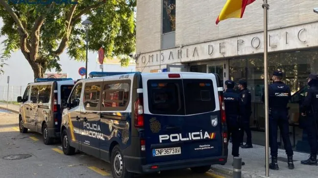 Dos menores detenidos por robar el PIN del teléfono a una chica y difundir imágenes íntimas