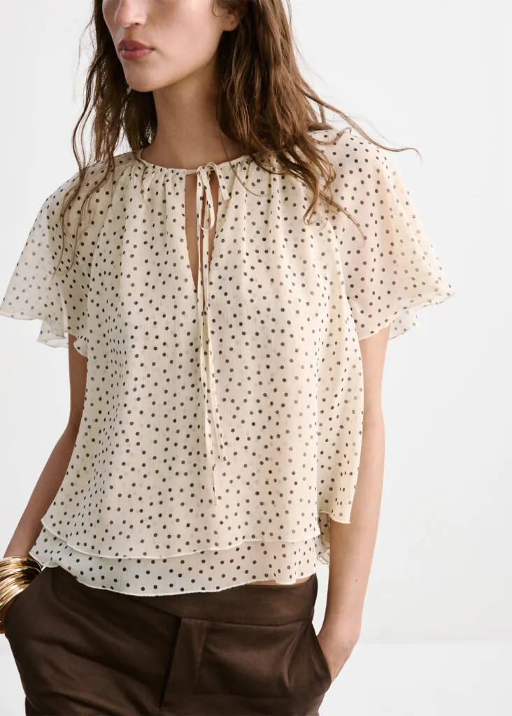 Blusa de lunares de Mango. (PVP: 29.99€)