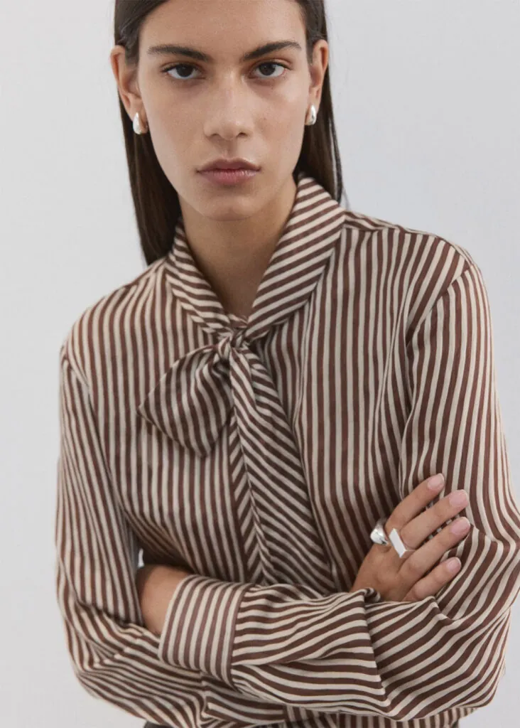 Camisa de rayas marrones de Mango. (PVP: 29.99€)