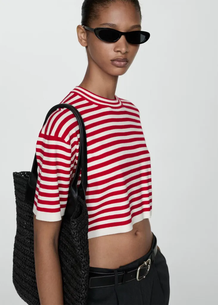 Camiseta de rayas blancas y rojas de Mango. (PVP: 9.99€)
