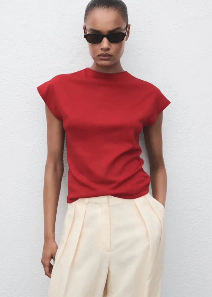 Jersey rojo sin mangas de Mango. (PVP: 9.99€)