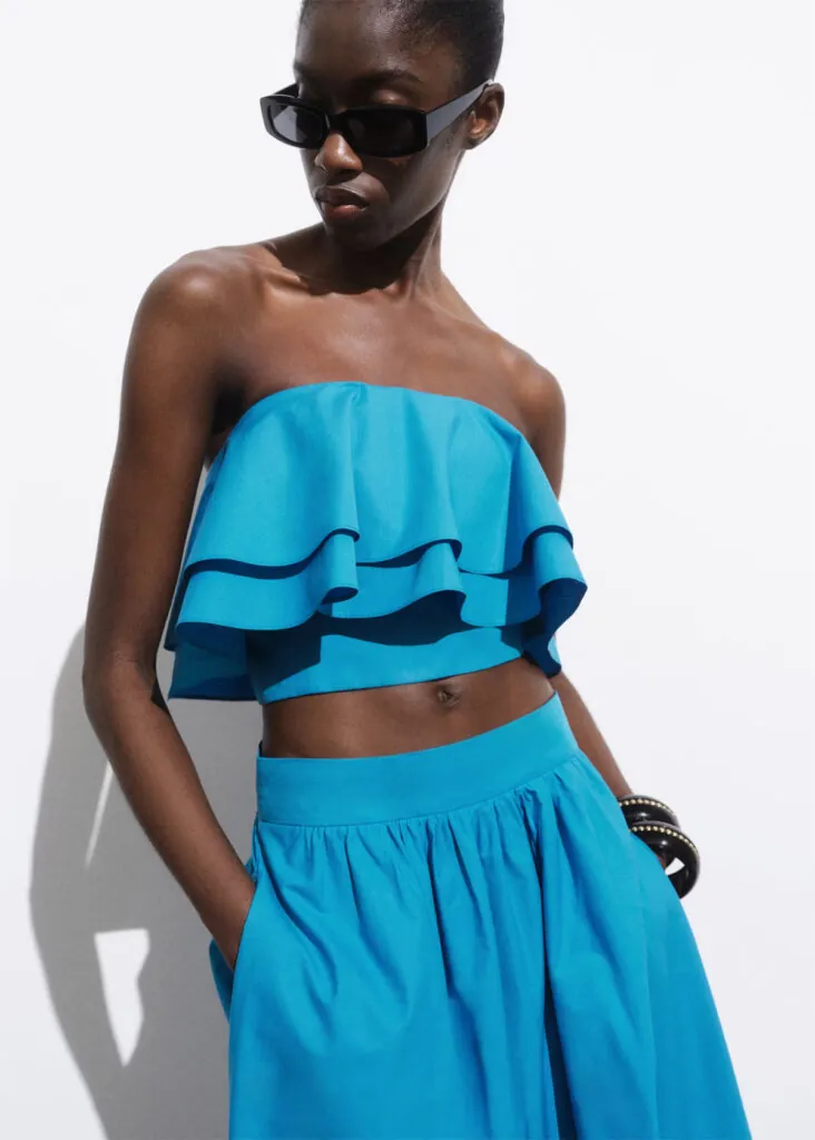 Top azul de volantes de Mango. (PVP: 9.99€)
