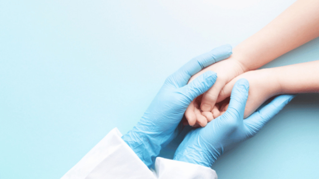 Mano médico y paciente