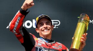 Marc Márquez pega un puñetazo encima de la mesa por el título de MotoGP en Chequia