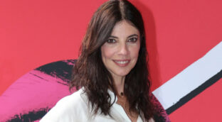 Adiós a los vestidos: Maribel Verdú tiene el uniforme más cómodo y elegante que puedes imitar en Zara, Mango y otras firmas españolas
