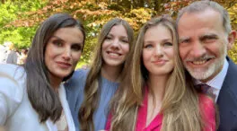Los 'chapuzones' en Marivent: así acceden los Reyes y sus hijas a una pequeña cala con una lengua de roca y arena en Mallorca