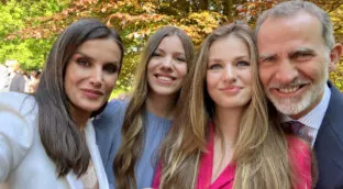 Los 'chapuzones' en Marivent: así acceden los Reyes y sus hijas a una pequeña cala con una lengua de roca y arena en Mallorca