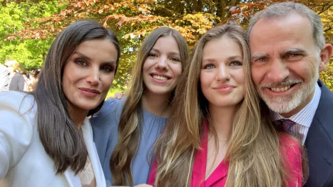 Los 'chapuzones' en Marivent: así acceden los Reyes y sus hijas a una pequeña cala con una lengua de roca y arena en Mallorca