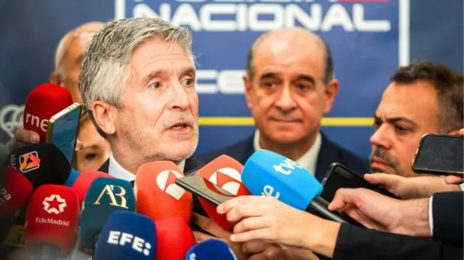VÍDEO | Marlaska se bloquea ante el aluvión de preguntas de los periodistas: «A ver, perdonad, perdonad...»
