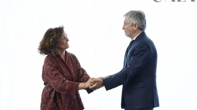 Marlaska condecora a Carmen Calvo por su gestión en la covid y en favor del feminismo