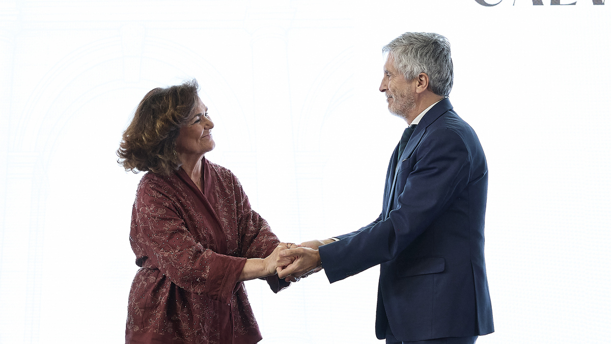 Marlaska condecora a Carmen Calvo por su gestión en la covid y en favor del feminismo