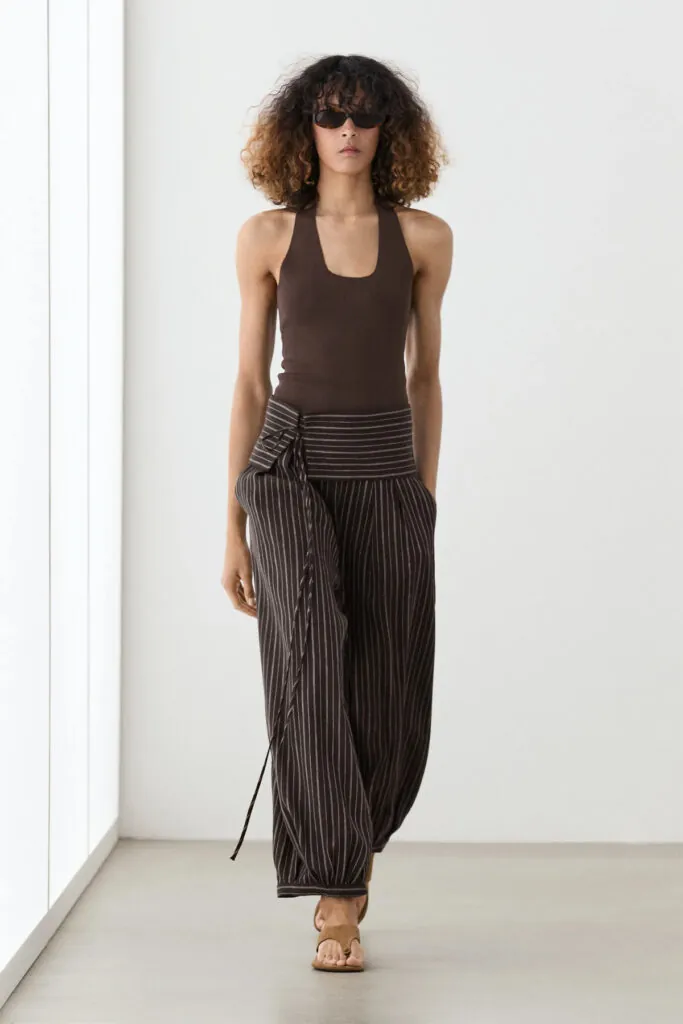 Pantalón con fajín de Massimo Dutti. (PVP: 89.95€)