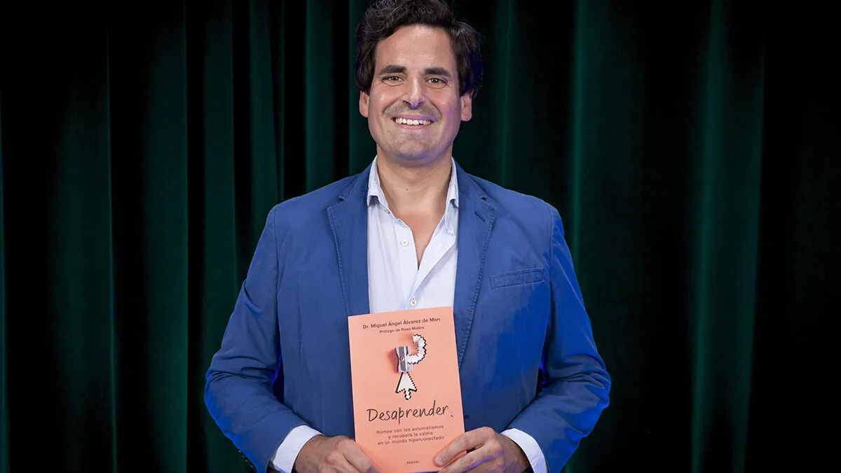 Miguel Álvarez de Mon, psiquiatra: «Hay tres pilares diarios para la felicidad: ordenar tus propósitos, tener ratos sin móvil y crear tiempo de calidad en pareja»