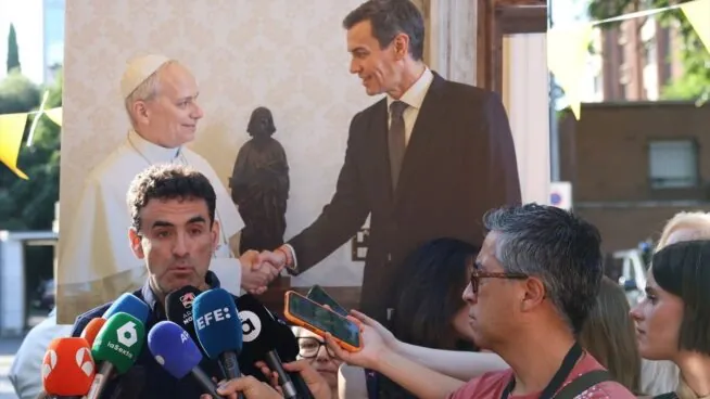 Una asociación acusa al Gobierno de frenar la ley de pederastia por la reunión con el Papa