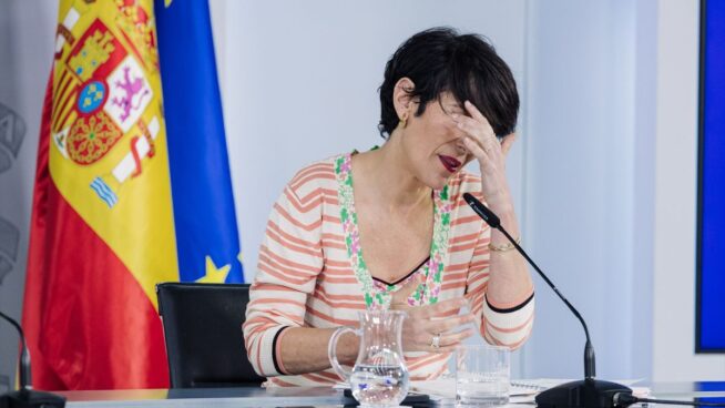 Elma Saiz dice que retirar el pasaporte a la mujer del presidente «no se entendería»