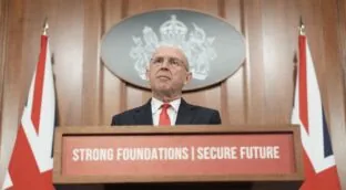 Dimite por sorpresa el ministro de Defensa británico por desacuerdos sobre el gasto militar