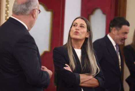 Nogueras coge la mano del Papa para pedirle en inglés que hable catalán en Barcelona