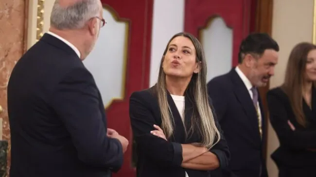 Nogueras coge la mana del Papa para pedirle en inglés que hable catalán en Barcelona