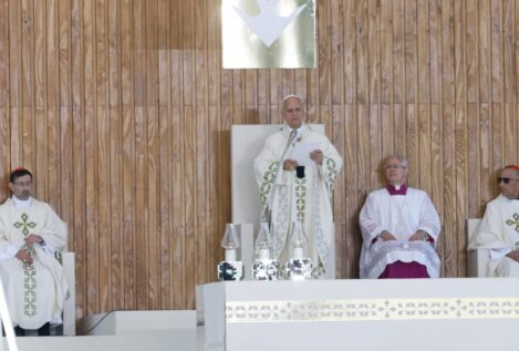 León XIV pide salir de una «fe privada» porque Dios no está «encerrado en el templo»