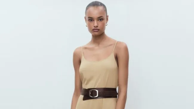 Ni faldas ni vestidos: los cinco monos de Zara y Mango cómodos, frescos y fáciles de combinar con sandalias o zapatillas este verano