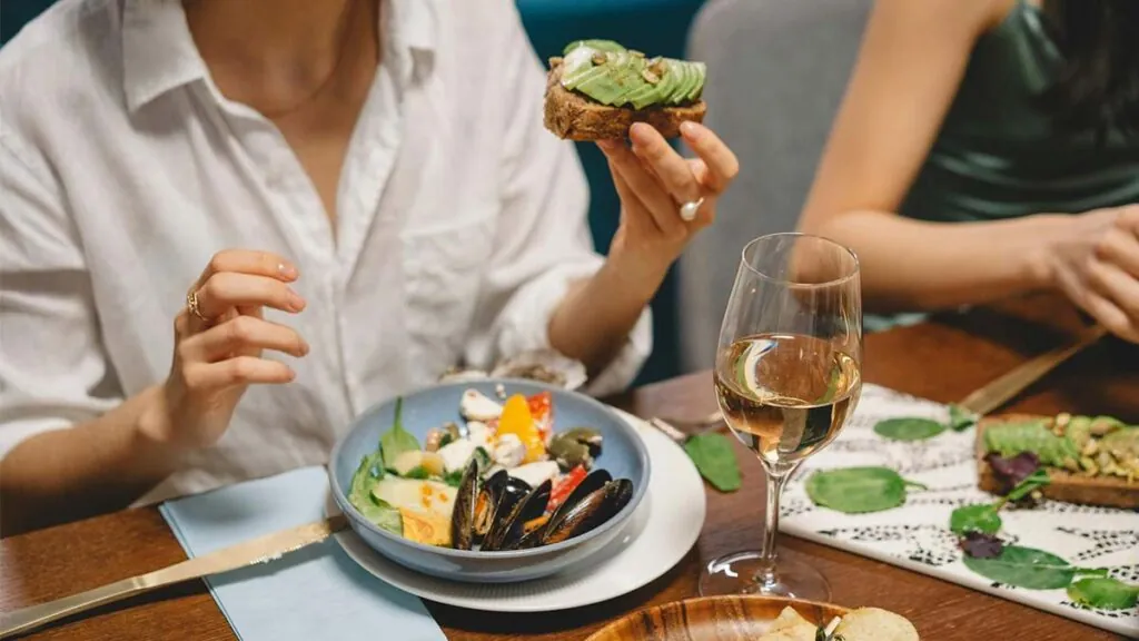 mujer-cenar-casa