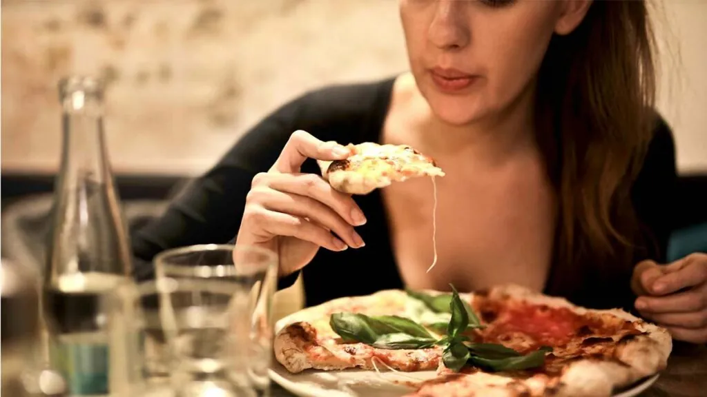 mujer-cenar-pizza