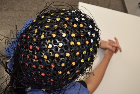 España ensaya una neurotecnología sin cirugía frente al chip invasivo de Elon Musk