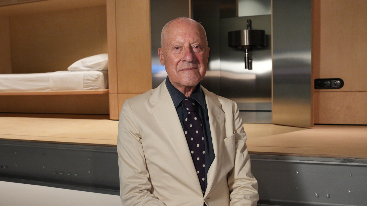La unión de Norman Foster con Yale que va más allá de la Arquitectura: «Sigue siendo curioso, aprende a escuchar y siéntete libre»