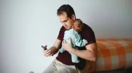Los adolescentes cuyos padres están más distraídos con los móviles son más inseguros