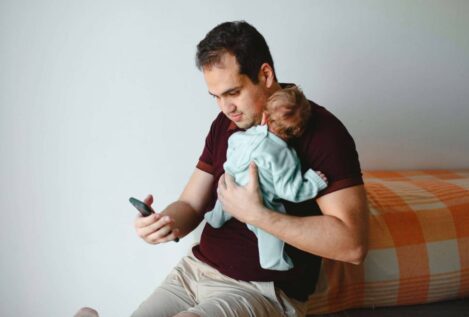 Los adolescentes cuyos padres están más distraídos con los móviles son más inseguros