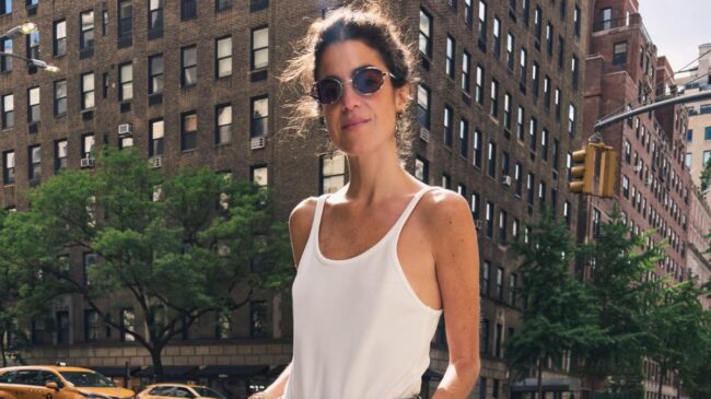 Ni 'capri' ni acampanados: los vaqueros blancos tendencia de Zara y Mango esta primavera son mucho más elegantes y perfectos para looks de oficina