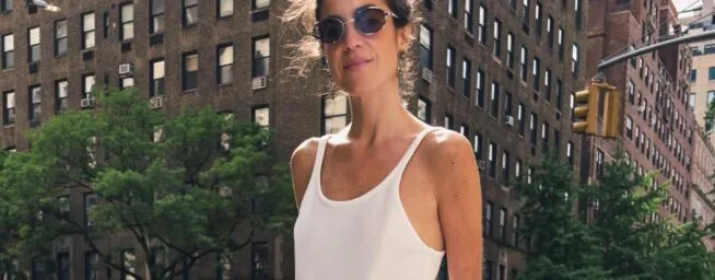 Ni 'capri' ni acampanados: los vaqueros blancos tendencia de Zara y Mango esta primavera son mucho más elegantes y perfectos para looks de oficina