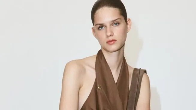 Terremoto en el 'street style' madrileño: Zara y Mango traen los nuevos pantalones bordados más llamativos de la temporada y ya arrasan