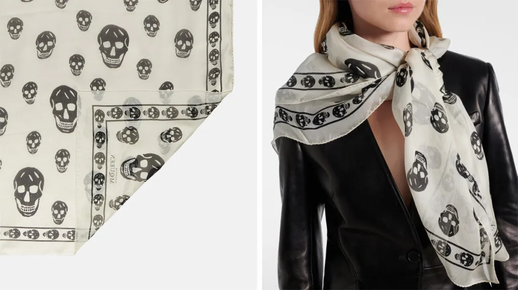 Pañuelo con estampado de calaveras de Alexander McQueen. (PVP: 290€)