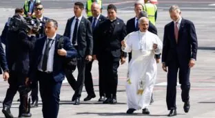 León XIV vuelve a Roma en el Falcon del Rey tras una avería en su avión